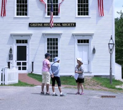 2017 Intern Brittany Goetting leads a walking tour.